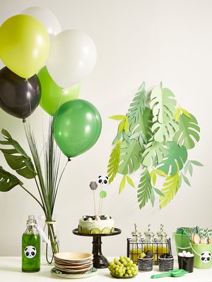 Kakusta kurkkaa panda. Tarrat 12 kpl/3,90 e, Pop up kemut. Kuva: <span class="photographer">Janne Westerlund (kirjasta Aina on syytä juhlaan – koko perheen juhlakirja, Otava 2018)</span>