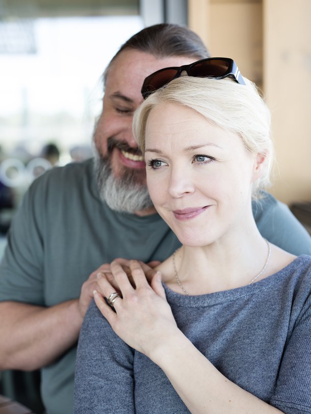 Johanna ja Kristo viettävät parisuhdeaikaa käytännössä öisin. Ennen kaksosten syntymää pariskunta matkusti kerran vuodessa Lontooseen teatterimatkalle, mutta nyttemmin tapa on ollut tauolla. Kuva: <span class="photographer">Heli Blåfield</span>