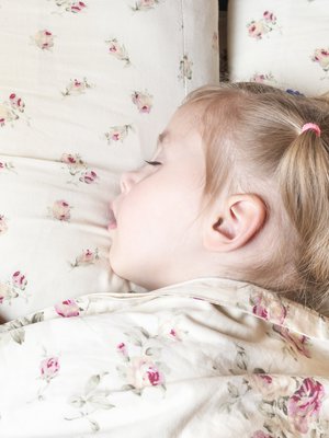 Kouluikäisen lapsen unen tarve on kymmenen tuntia. Vanhemman tehtävä on huolehtia, että lapsi nukkuu riittävästi. Kuva: <span class="photographer">iStockphotos</span>