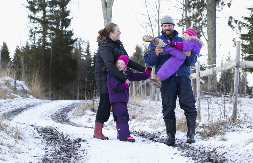 Perheen tavoitteena on omavaraisuus: ”Käymme ruokakaupassa vain joka toinen viikko. Kuukauden ruokalasku on noin 160 euroa.”