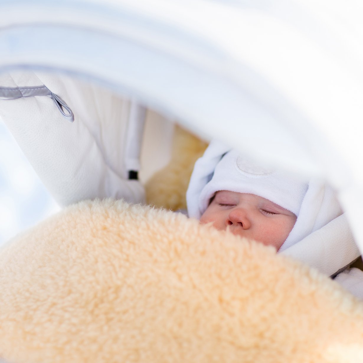 Jos vauvan kädet ja jalat ovat sisään tultua lämpimät, vaatetta on ollut sopivasti. Kuva iStockphoto
