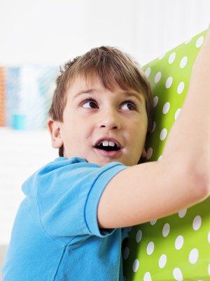 Entä jos synttärikutsussa lukisikin: älä tuo lahjaa, tärkeintä on, että tulet itse. Kuva: <span class="photographer">iStockphoto</span>