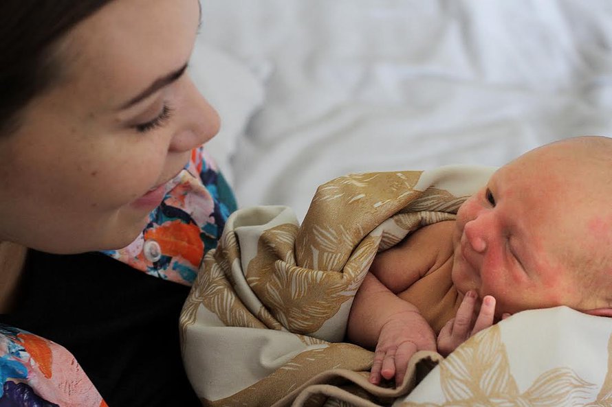 Mami go go -bloggaaja Minttu Storgårdsin kuopus testaa babyboxin peittoa. Kuva: <span class="photographer">Vimma</span>