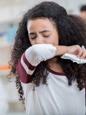 Yskään auttavat parhaiten lepo, riittävä juominen sekä hunaja. Kuva: <span class="photographer">iStockphoto</span>