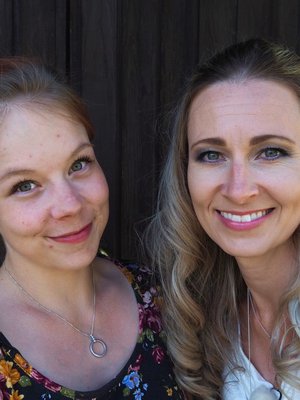 Toisenlaiset teiniäidit -sarjassa nähdään tänään 24-vuotiaan Jennin tarina. Mukana jaksoissa on myös psykologi Leea Mattila. Kuva: <span class="photographer">Nelonen Media</span>