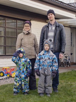 Suurosten perheen lapset Väinö ja Veikka ottavat yhteen useita kertoja päivässä. Kuva: <span class="photographer">AVA</span>