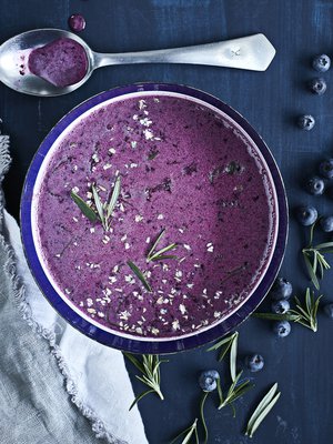 Terveellinen mustikkakulho muistuttaa vispipuuroa, mutta valmistuu hetkessä. Mustikka hellii aivoja, avokadosta saat pehmeitä rasvoja.