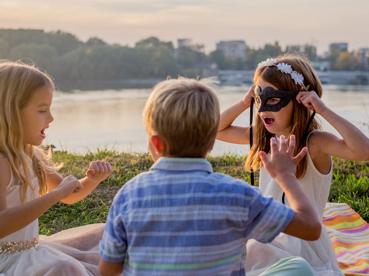 Mitä leikittäis? Serkkujen suhdetta lujittaa yhteinen lähipiiri, ja yleensä yhteiset leikit löytyvät hyvin. Kuva: iStockphoto
