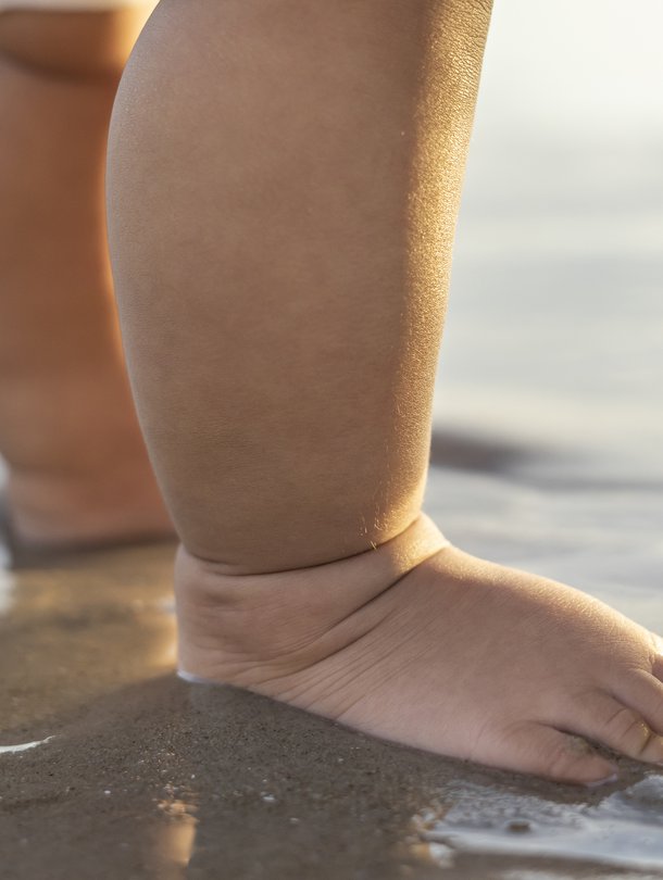 Jee, uimaan! Mutta vain veteen, jossa ei ole sinilevää, muistuttaa lastenlääkäri. Kuva: <span class="photographer">iStockphoto</span>