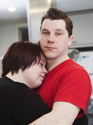 – Jarkko on ollut peruskallioni. Kun näin hänen väsyvän, päätin hakea apua, Hanna-Mari sanoo. Kuvat: Riina Peuhu