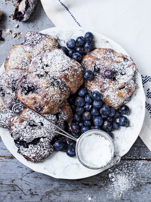 Bunssit valmistetaan löysästä pullataikinasta, jolloin pullat paistuvat meheviksi.