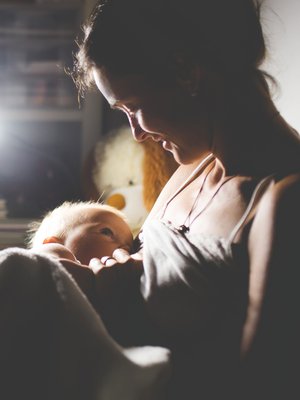 Yöllisissä hoivahetkissä on oma tunnelmansa. Yöheräily vaikuttaa seuraavan päivän mielialaan, ja pienistä asioista voi ärsyyntyä helpommin. Kuva: <span class="photographer">iStockphotos</span>