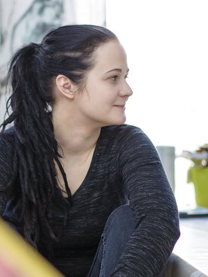 Jenna pelkäsi aluksi kiintyä alle voipaketin kokoisena syntyneeseen tyttäreensä. Kuva: <span class="photographer">Mikko Nikkinen</span>