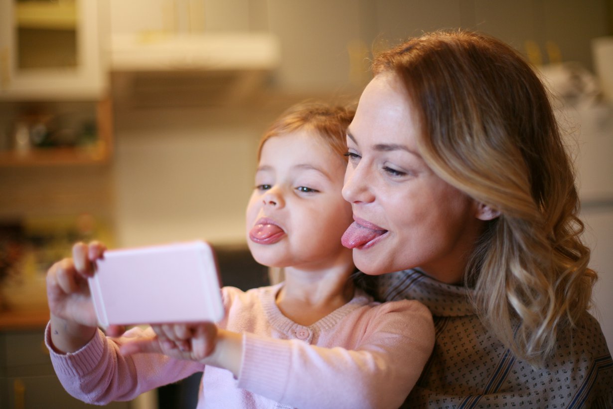 Otetaan selfie! Filttereillä on hauska leikkiä, kunhan lapsen ja vanhemman yhteiseen aikaan mahtuu muutakin. Kuva: iStockphoto