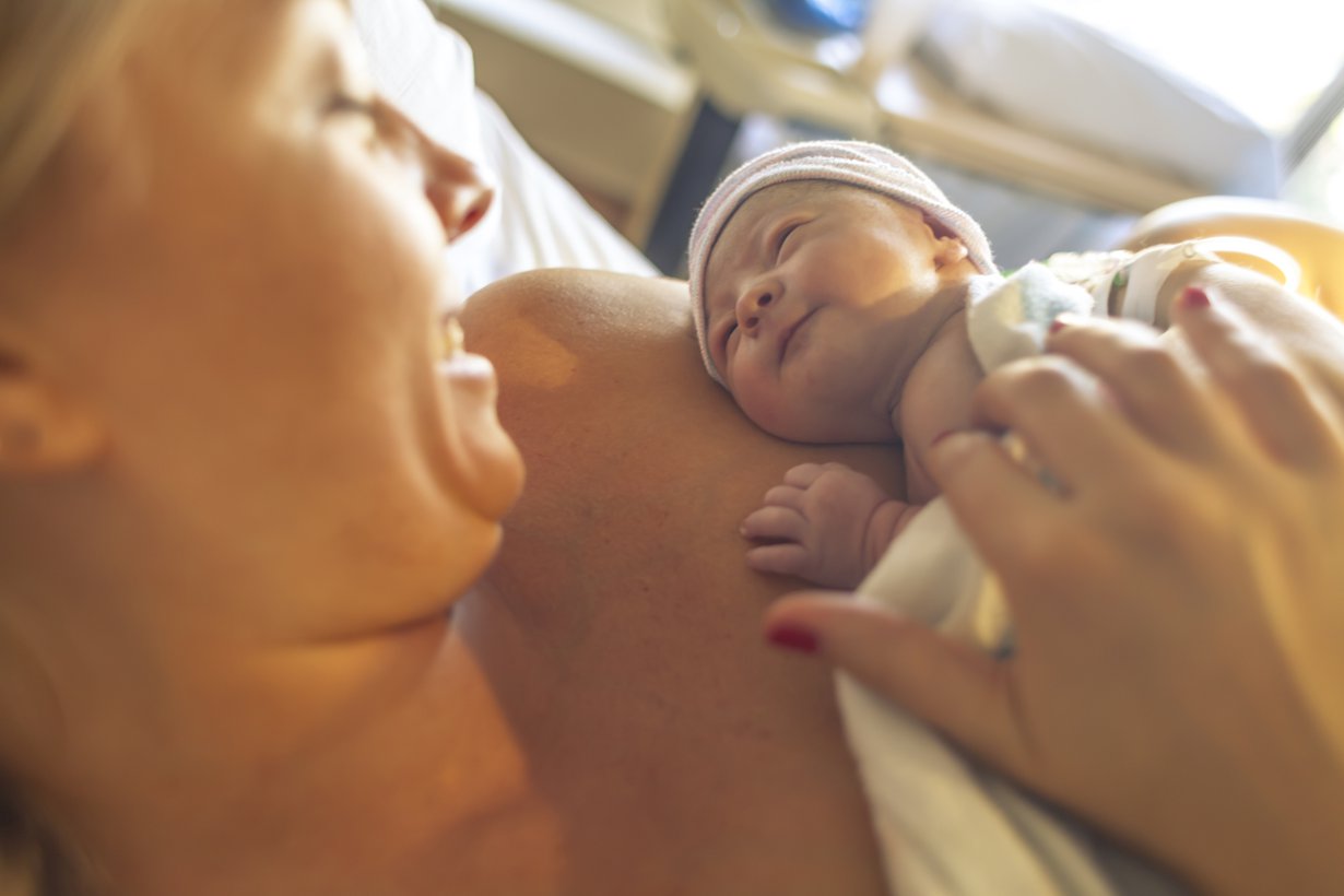 Syntymän jälkeen vauvalla voi mennä tuntikin, että hän kiinnostuu rinnasta ja haluaa syödä. Kuva: iStockphoto