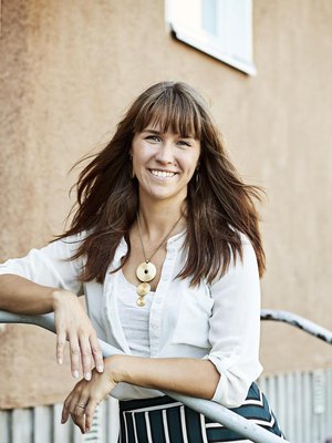 Lasten piinalliset kysymykset ovat juuri parhaita, Jenni Vartiainen sanoo. Kuva: <span class="photographer">Amanda Aho</span>