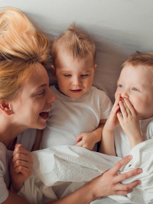 Pienetkin isosisarukset osallistuvat kuopuksen odotukseen innokkaasti.  Kuva: <span class="photographer">iStockphoto.</span>