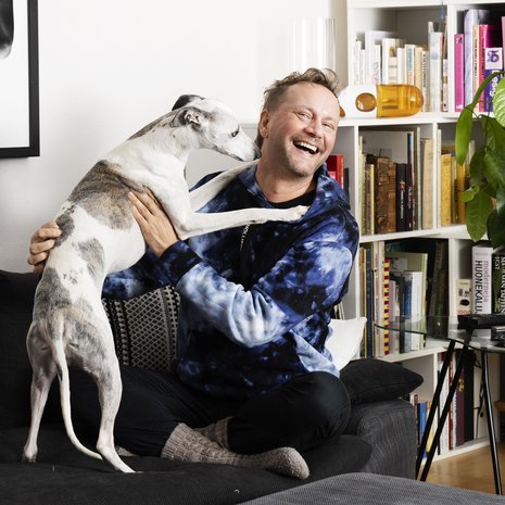 ”Koira tekee hyvää mielenterveydelle. Kun kuljen kaduilla, en ole muille ihmisille olemassa, mutta kun kävelen koiran kanssa, tulen yhtäkkiä itsekin nähdyksi”, Mikko Silvennoinen sanoo.