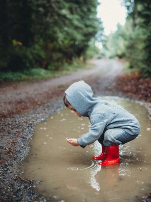 Taaperolla on usein huono hetki, kun pitäisi pukea kurikset. Mutta koskaan ei ole huono hetki tutkia lätäkköä. Kuva: <span class="photographer">iStockphoto</span>