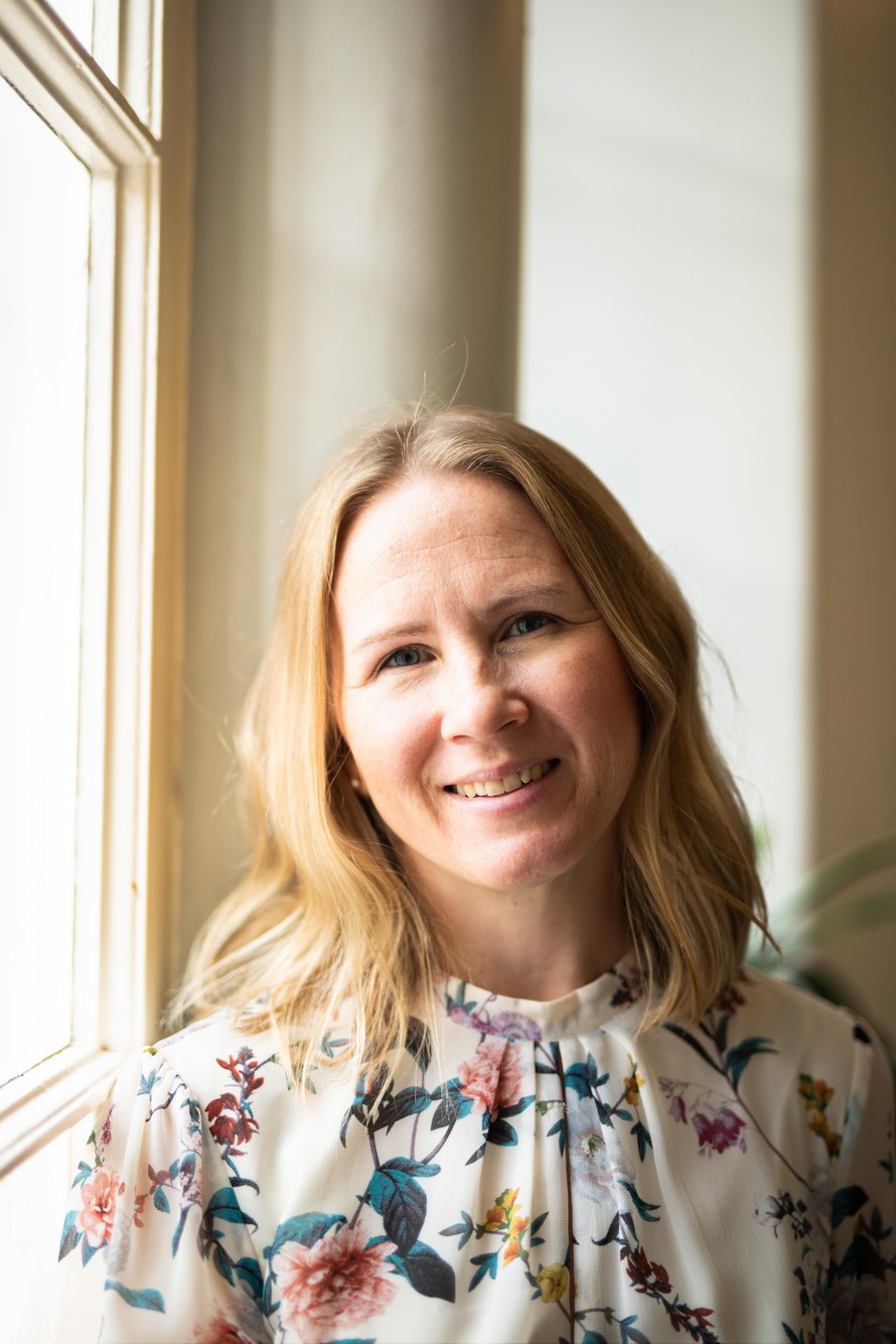 Kun Ilona  Suojanen on  Helsingissä ja haluaa onnelliseksi tekevään paikkaan, hän suuntaa esimerkiksi Kallion kirjastoon.