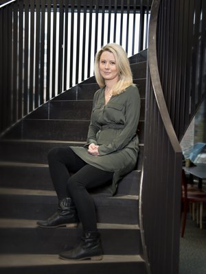 Kati Hovikari ihmetteli, kun ei pystynyt nostamaan vastasyntynyttä vauvaansa sohvalta. Vatsalihasten erkauma todettiin vasta kaksi vuotta synnytyksen jälkeen, ja Kati sai selityksen sille, miksi oma keho tuntui vieraalta. Kuva: <span class="photographer">Ninna Lindström</span>