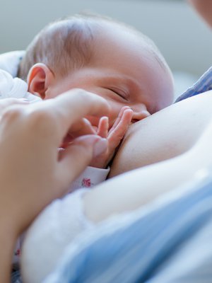 Ensimmäisinä päivinä äidinmaito on niin sanottua ensimaitoa eli kolostrumia, joka sisältää paljon hyödyllisiä bakteereita. Kuva: <span class="photographer">iStockphoto</span>