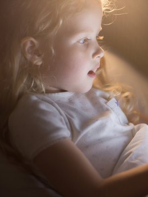 Tabletin parissa vierähtää helposti tunti jos toinenkin. Uuden tutkimuksen mukaan yli tunti ruutuaikaa päivässä voi jo vaikuttaa haitallisesti lapsen keskittymiskykyyn. Kuva: <span class="photographer">iStockphoto </span>