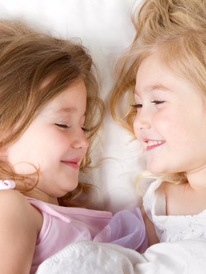 Yökyläilyssä parasta on tietenkin se, kun saa olla hyvän kaverin kanssa. Kuva: <span class="photographer">Shutterstock.</span>