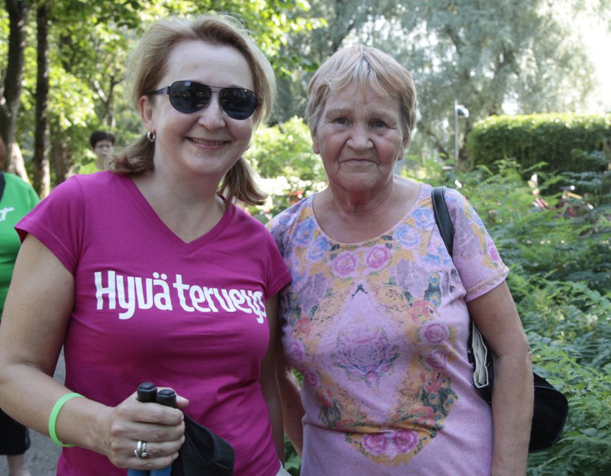 Lehden uskollinen lukija Anne Lehto saapui tapahtumaan mittaut&shy;tamaan kolesteroli&shy;arvonsa. Seurana p&auml;&auml;&shy;toimittaja Taina Risto.