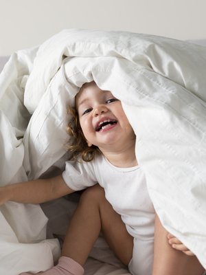 Tuttu tilanne? Leikki kiinnostaa, nukkuminen ei. Kuva: <span class="photographer">iStockphoto</span>