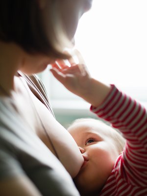 Imetyshetki voi onnistua vaikka äidin lounastauolla. Kuva: <span class="photographer">iStockphoto </span>