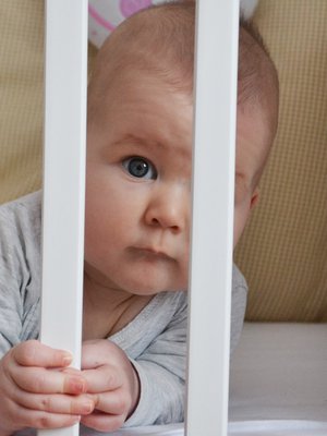 Eikö nukuta? Unikoulu auttaa tutkitusti vauvan huonounisuuteen.