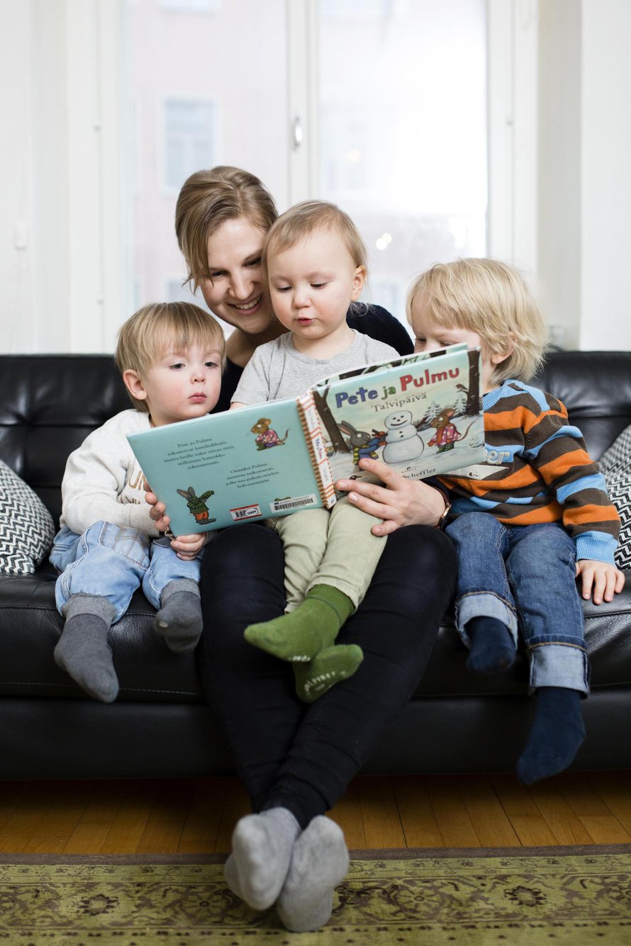Meidän hoitojengi.   Hoitaja Henna puhalsi  poikakolmikkoon nopeasti me-hengen. Äitiä ja isää huvittaa, kun Amos  (Hennan sylissä) kertoo tohkeissaan, mitä he  tekivät “koko jengillä”.