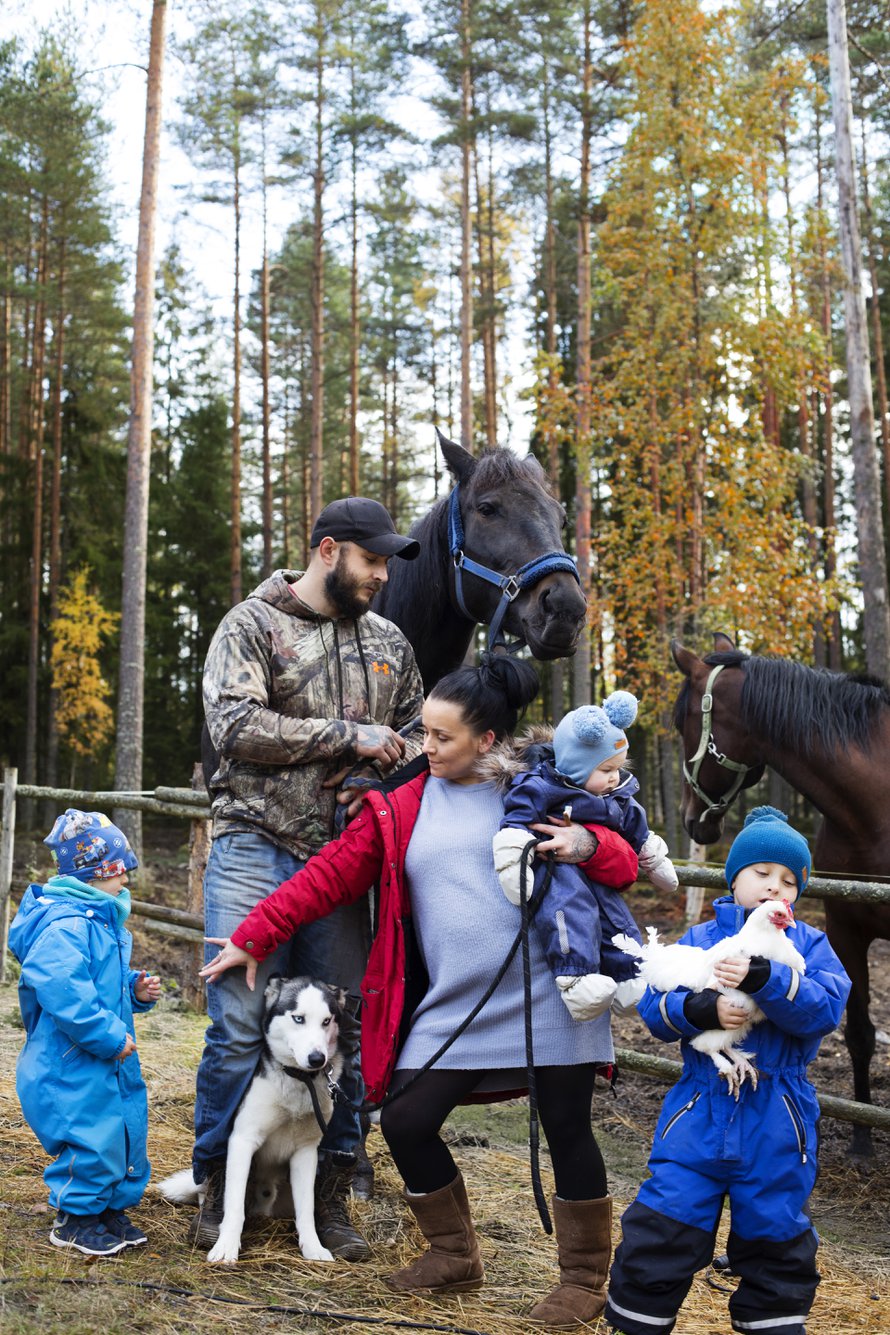 Kaikki järjestyy. Sam uskoo, että suunnittelemattomuus jättää tilaa lasten luovuudelle. Hänen ja Tanjan perhearkeen kuuluvat kolmen lapsen lisäksi pariskunnan omistama kirpputori sekä eläimet: koira, hevoset, kissat ja kuusi kanaa.