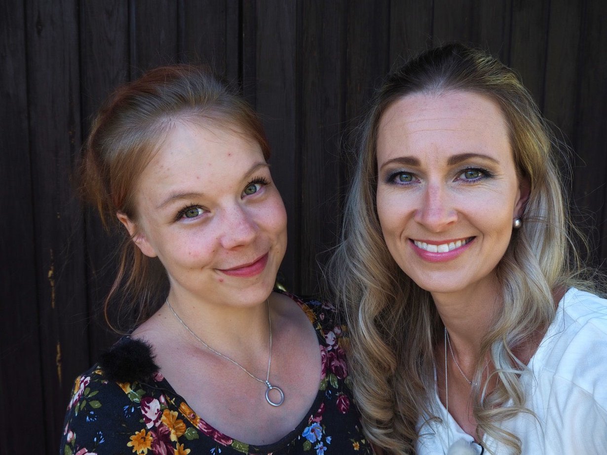 Toisenlaiset teiniäidit -sarjassa nähdään tänään 24-vuotiaan Jennin tarina. Mukana jaksoissa on myös psykologi Leea Mattila. Kuva: Nelonen Media