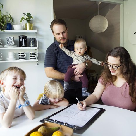 Moni ihmettelee, miten Santeri ja Emma ehtivät tehdä kaiken. ”Jos luottaa siihen, että jotain tapahtuu joskus, sitä ei luultavasti tapahdu ikinä”, Santeri sanoo.