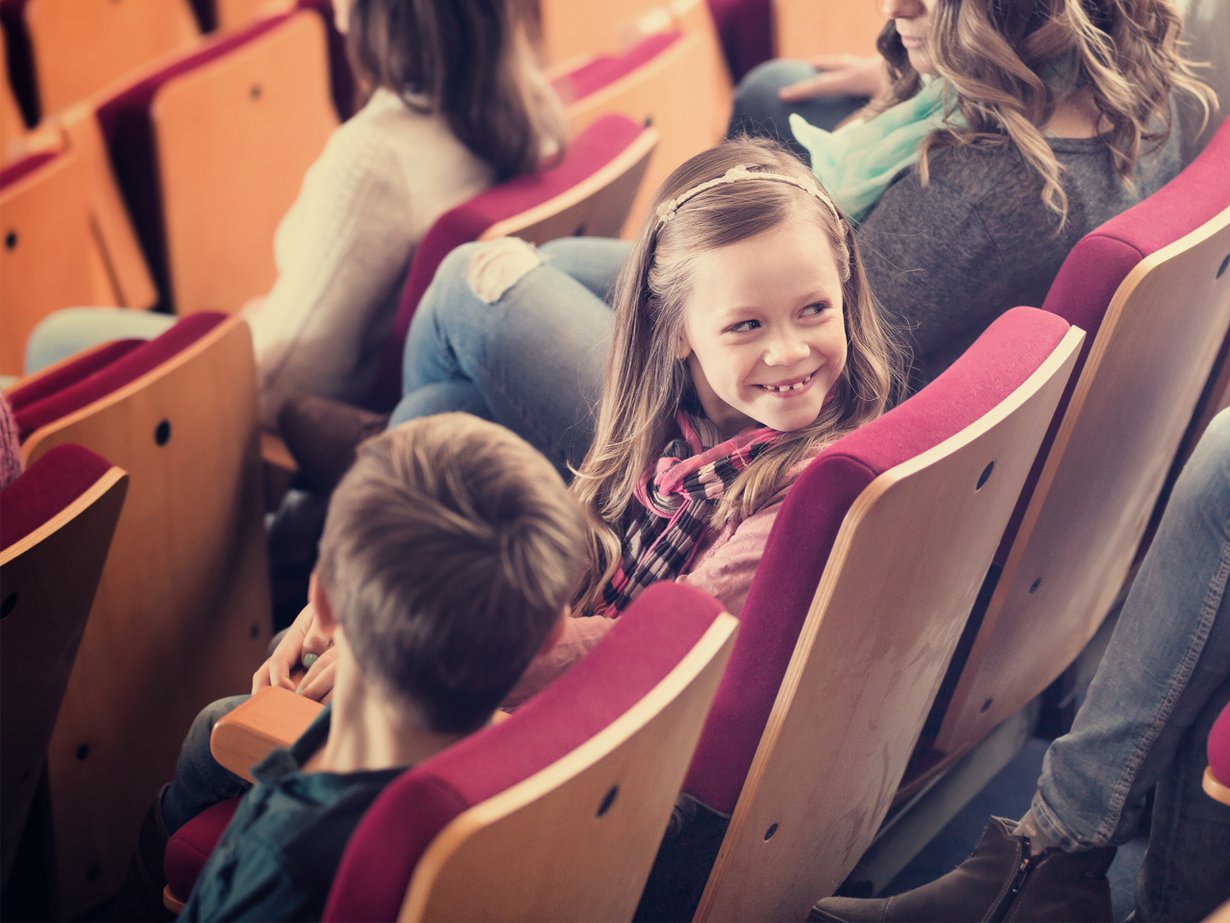 Miltä kuulostaisi koko perheen leffailta työpaikan kokoussalissa tai auditoriossa? Kuva: iStockphoto
