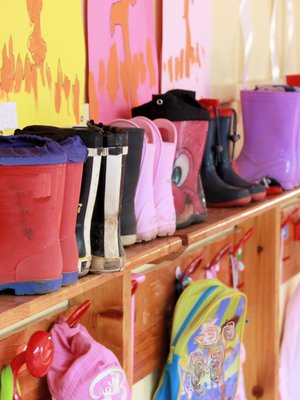 Vuorohoitoa tarjoavat päiväkodit ovat auki ympäri vuorokauden. Kuva: <span class="photographer">iStockphoto</span>