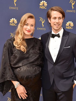 Yvonne Strahovski ja Tim Loden kertoivat viime kuun Emmy-gaalassa odottavansa poikaa. Yvonne oli gaalassa ehdolla parhaasta sivuosasta sarjasta Handmaids Tale. Kuva: <span class="photographer">MV Photos</span>