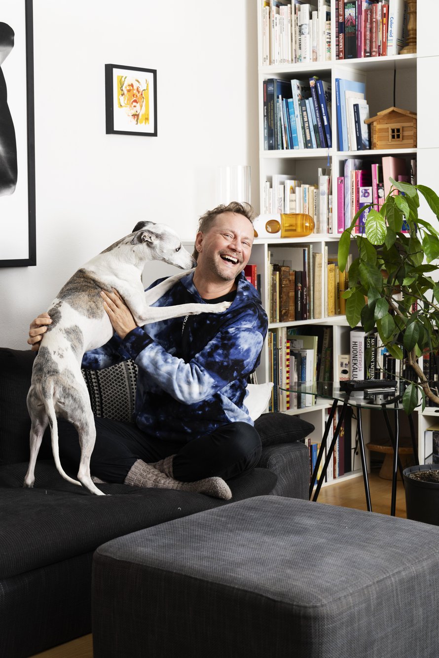 ”Koira tekee hyvää mielenterveydelle. Kun kuljen kaduilla, en ole muille ihmisille olemassa, mutta kun kävelen koiran kanssa, tulen yhtäkkiä itsekin nähdyksi”, Mikko Silvennoinen sanoo.