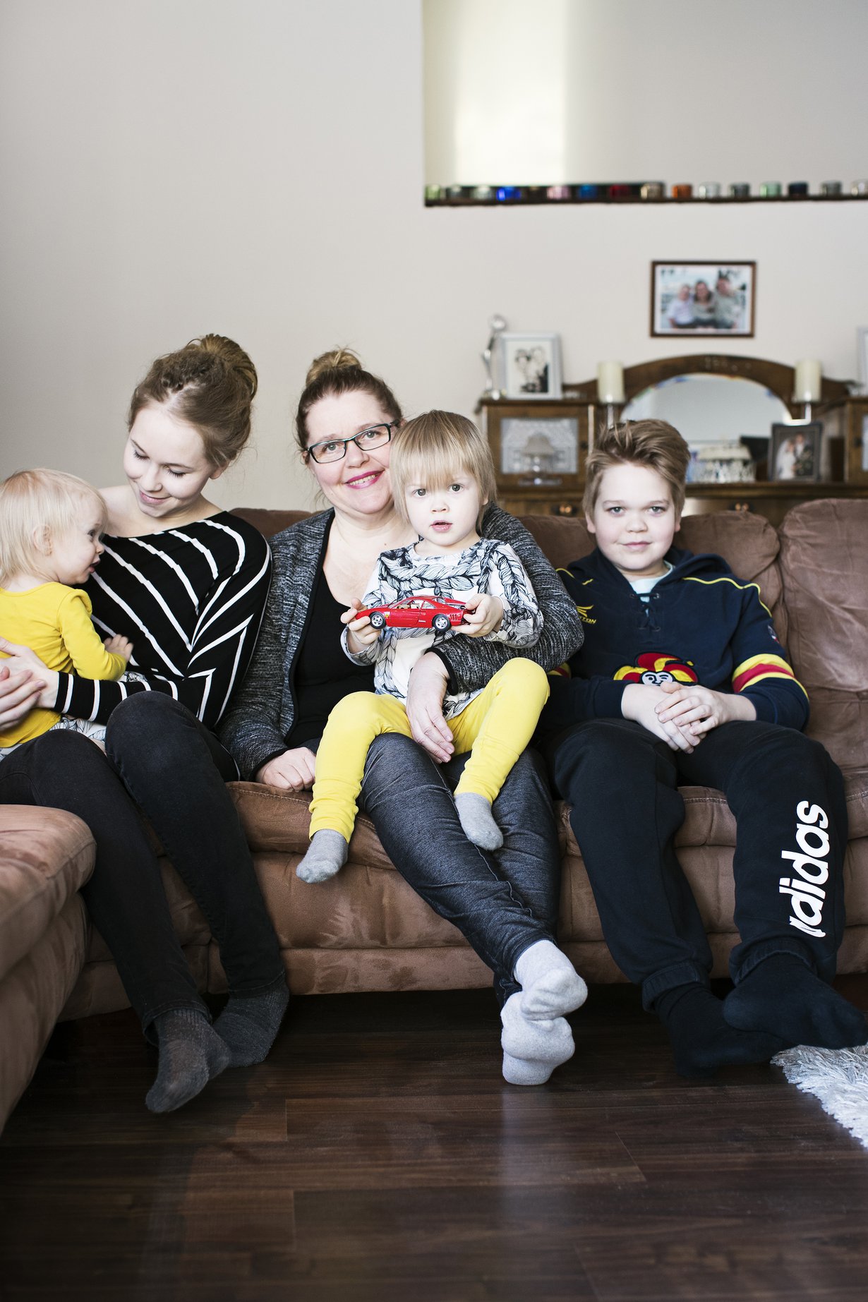 Mummolan sohvalla. Anniinan veli Joonatan (oik.) oli 11-vuotias päästessään leikkaamaan vauvan napanuoran. Helena-mummon sylissä Peetu, Anniinan sylissä Neela.