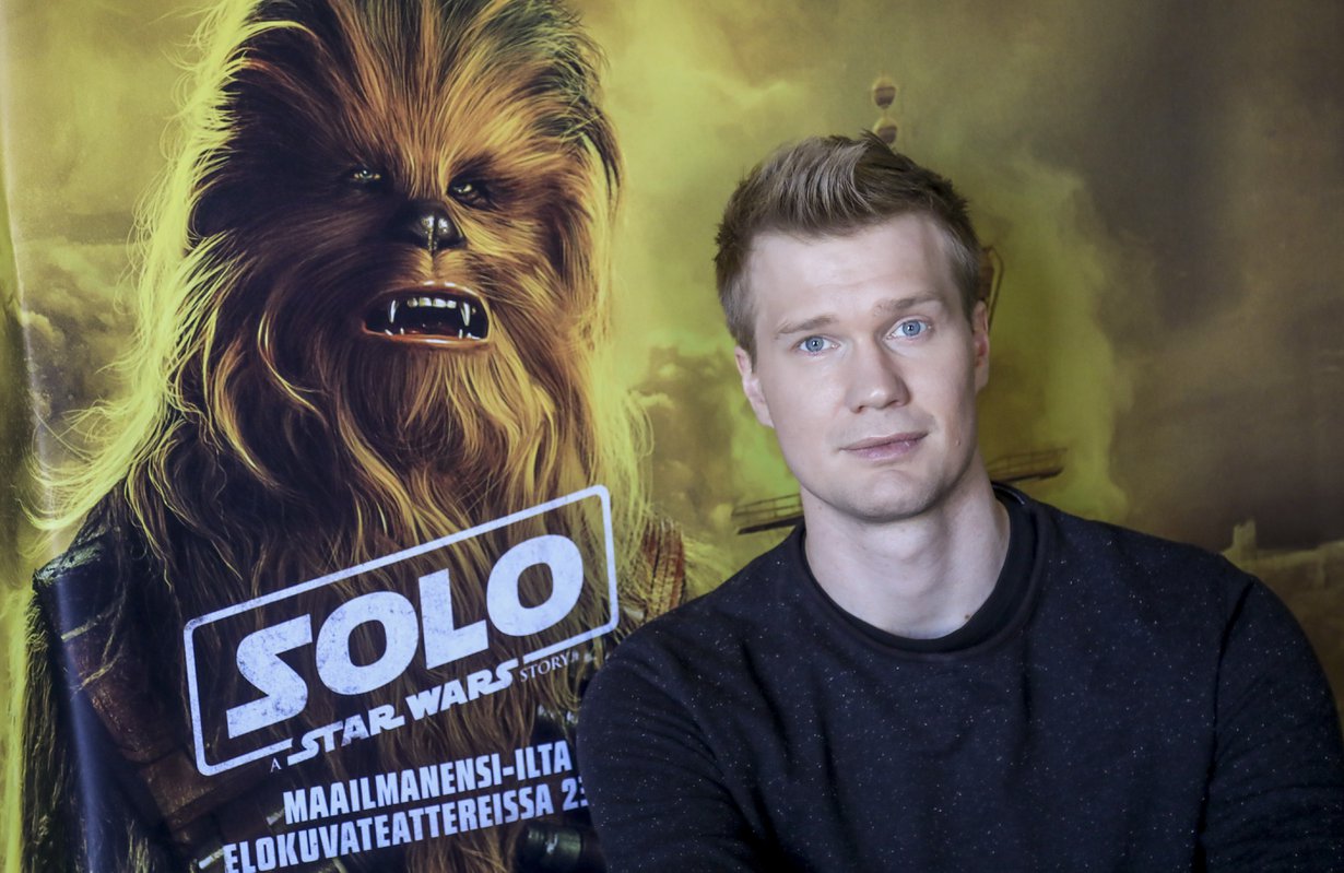 Joonas Suotamo Star Wars -elokuvan lehdistötilaisuudessa vuonna 2018.