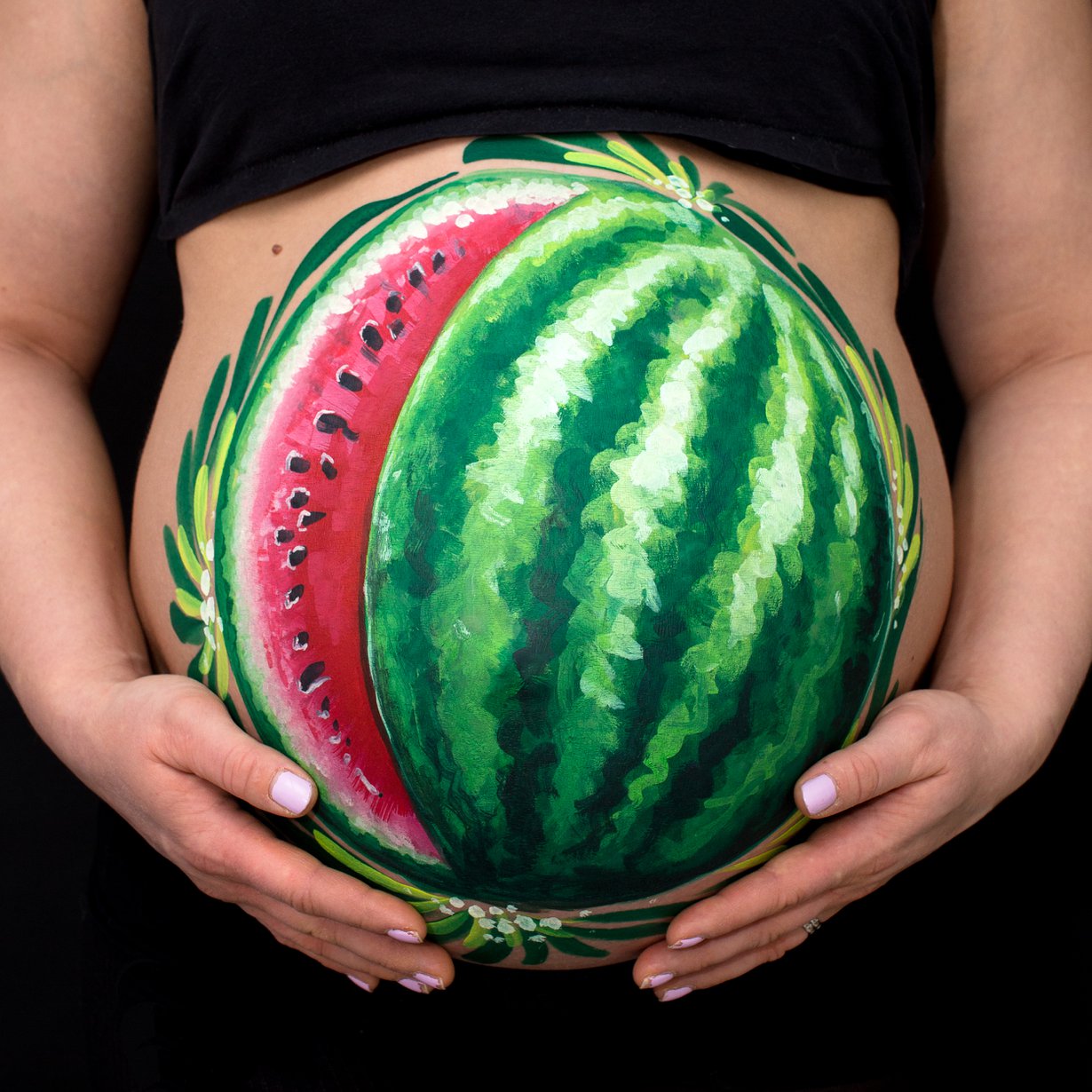 Viivi Aaltoveden vauvakutsut alkoivat belly paintingillä, jossa hänen mahaansa maalattiin vesimeloni. Kuva: Bodypainting-taiteilija Riina Laine