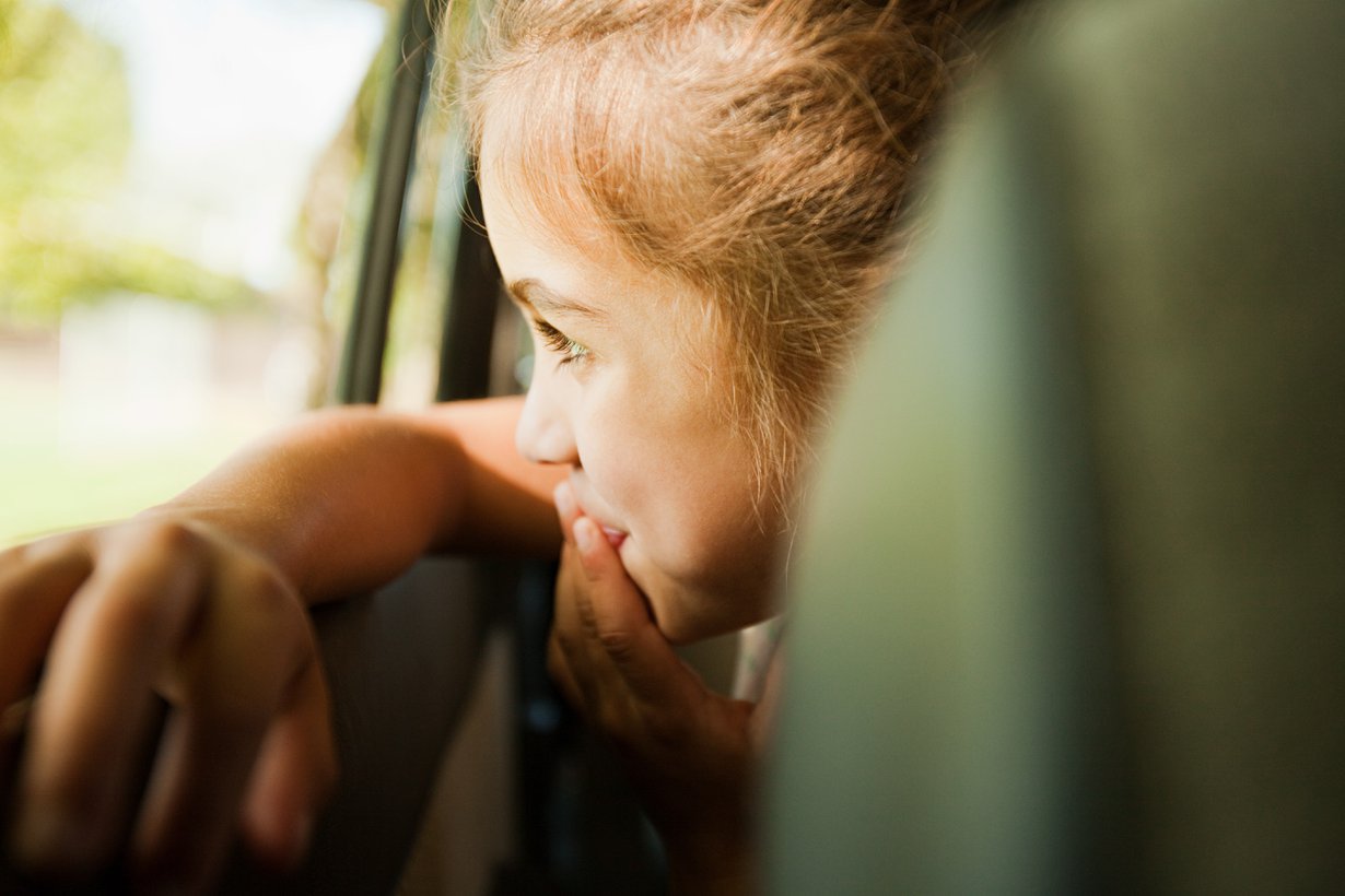 Kuka löytää eniten punaisia autoja? Kuva: iStock