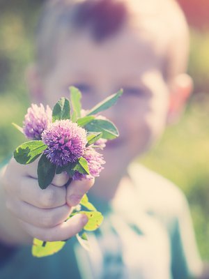 Paras tapa opettaa kiitollisuutta lapselle on olla itse kiitollinen, sanoo Kirsti Lonka. Kuva: <span class="photographer">iStockphoto</span>