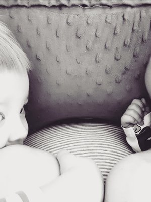 Tärkeä hetki yhdessä isoveljen kanssa – imetys on ravintoa ja läheisyyttä. Kuva: <span class="photographer">Lotta Leino</span>