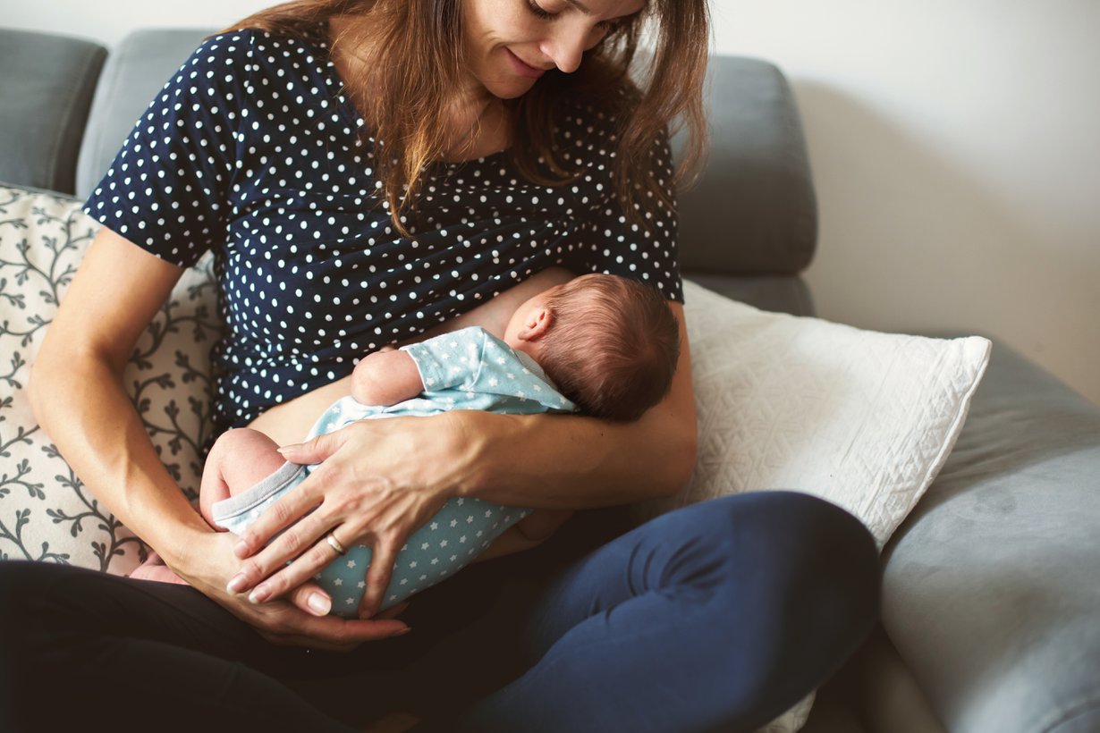 Hartiat jumissa imettämisestä? Vaihtele imetysasentoa ja nouse välillä liikuskelemaan, vaikka vauva vielä jatkaisikin syömistä.