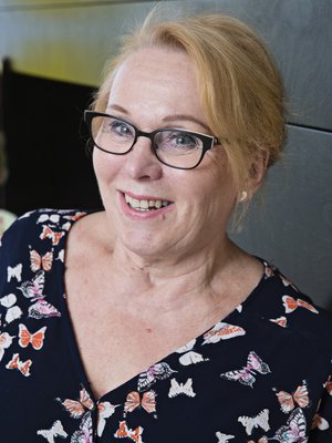 Maarit piipahtaa usein tyttärensä perheessä lapsia hoitamassa tai auttamassa siivoamisessa ja pyykkäämisessä. Kuva: <span class="photographer">Anna Huovinen</span>