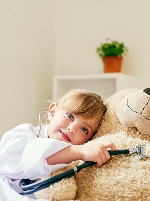 Vakuutuksen tarpeellisuutta voi puntaroida arvioimalla, kuinka helposti lapsen kanssa pääsee lääkäriin omalla asuinpaikkakunnalla. Kuva: <span class="photographer">iStock</span>