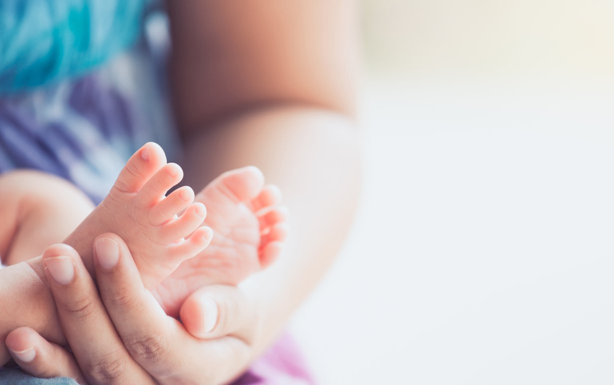 Kohtuun kuolleiden lasten vanhemmat kokevat, ettei heidän surunsa ole yhtä oikeutettua. Kuva: iStockphoto.